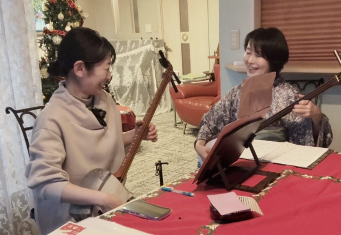 千葉県三味線教室の和やかなお稽古風景