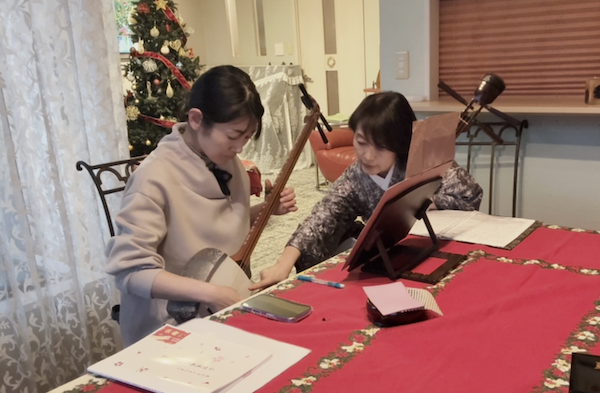 三味線の持ち方から教える理論的な個人指導